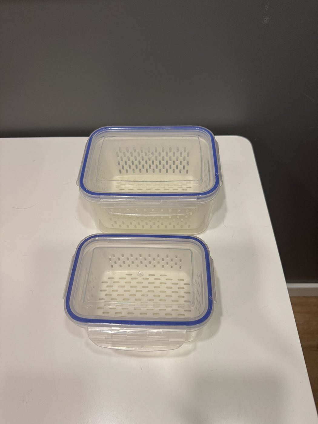 Canecas variadas, garrafa de vidro e queijeira