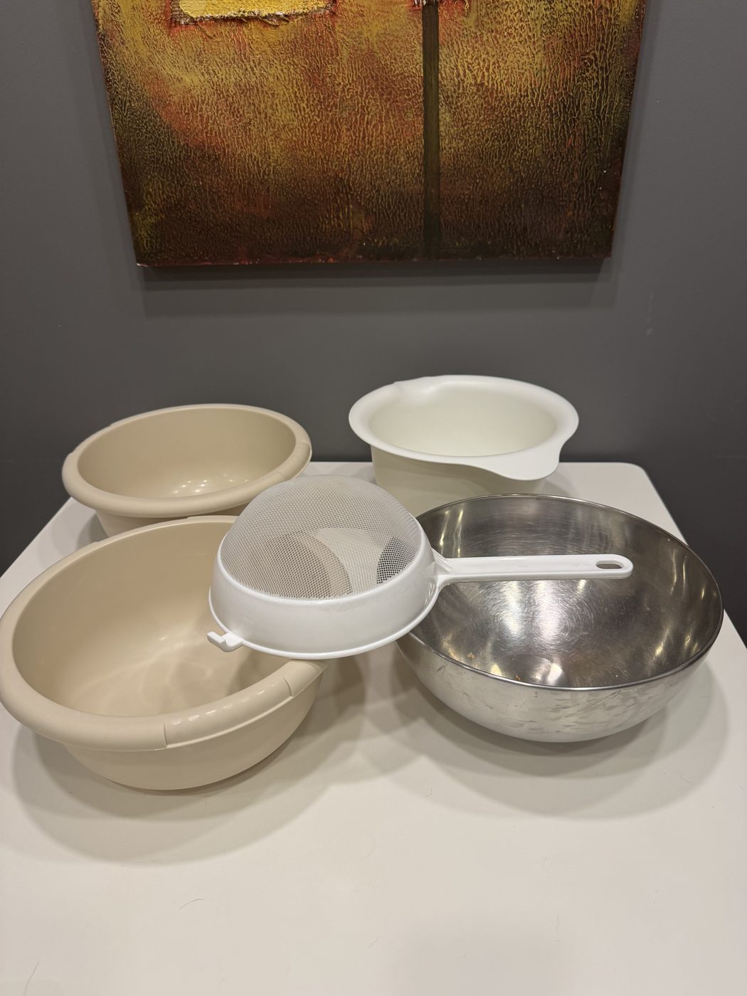 Bacias plásticas, peneira e tigela de inox