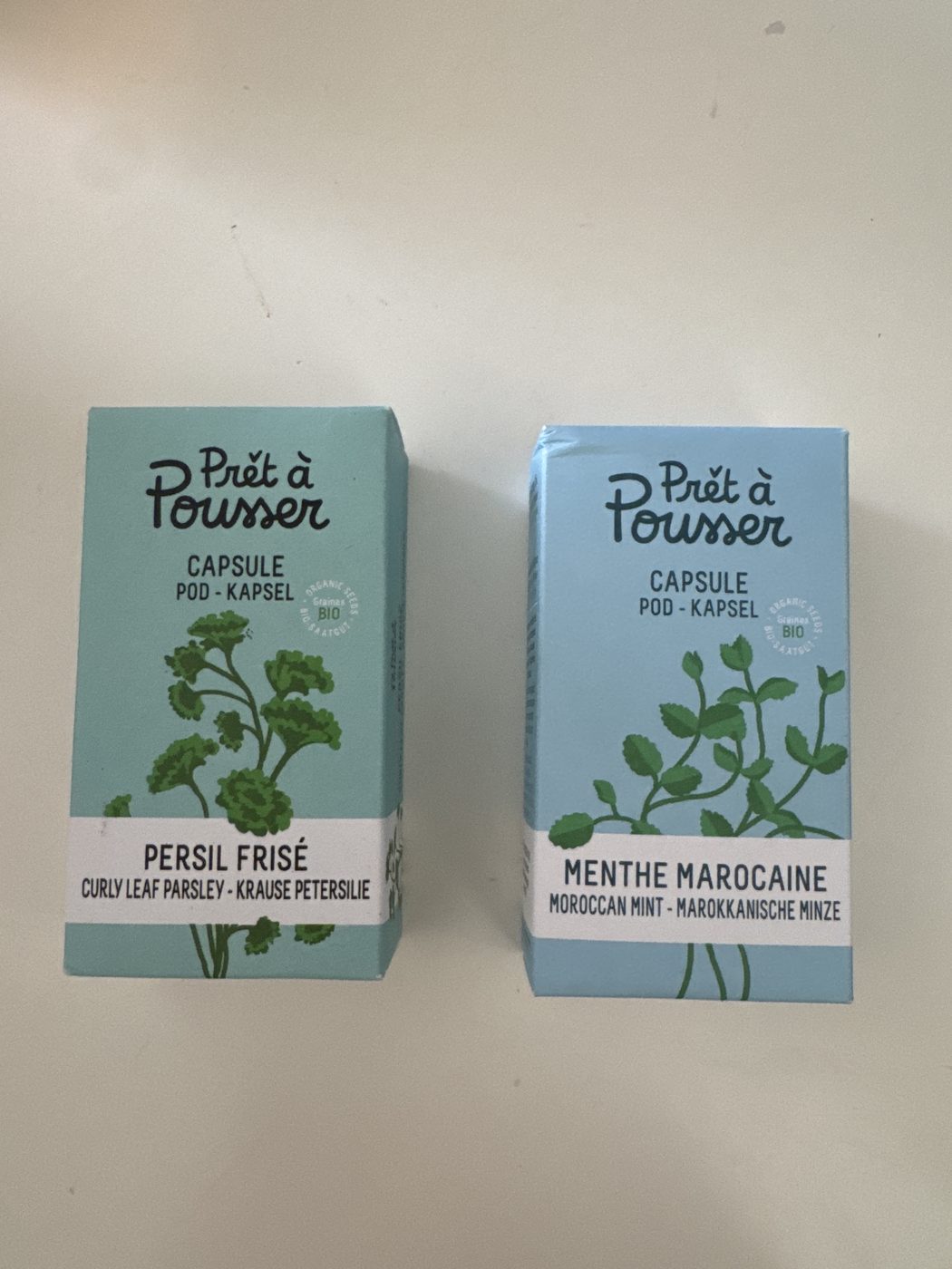 Horta indoor Lilo Connect com plantas e cápsulas