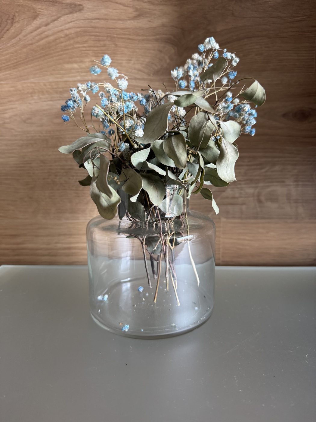 Três plantas artificiais em vasos de cerâmica