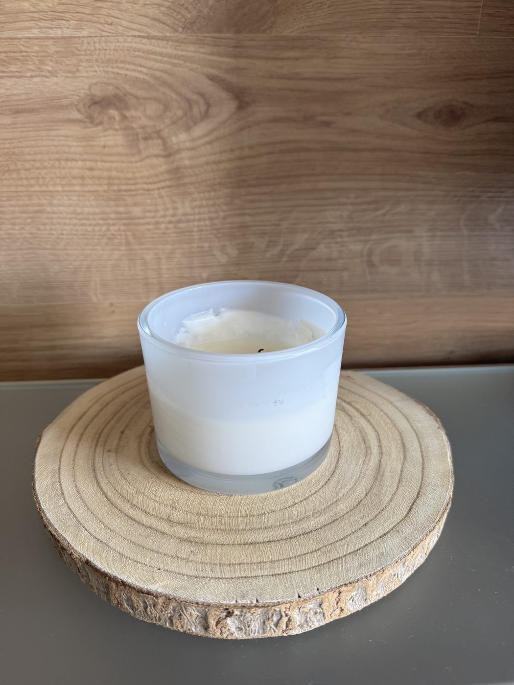 Vaso de vidro grande com eucalipto e flores secas azuis